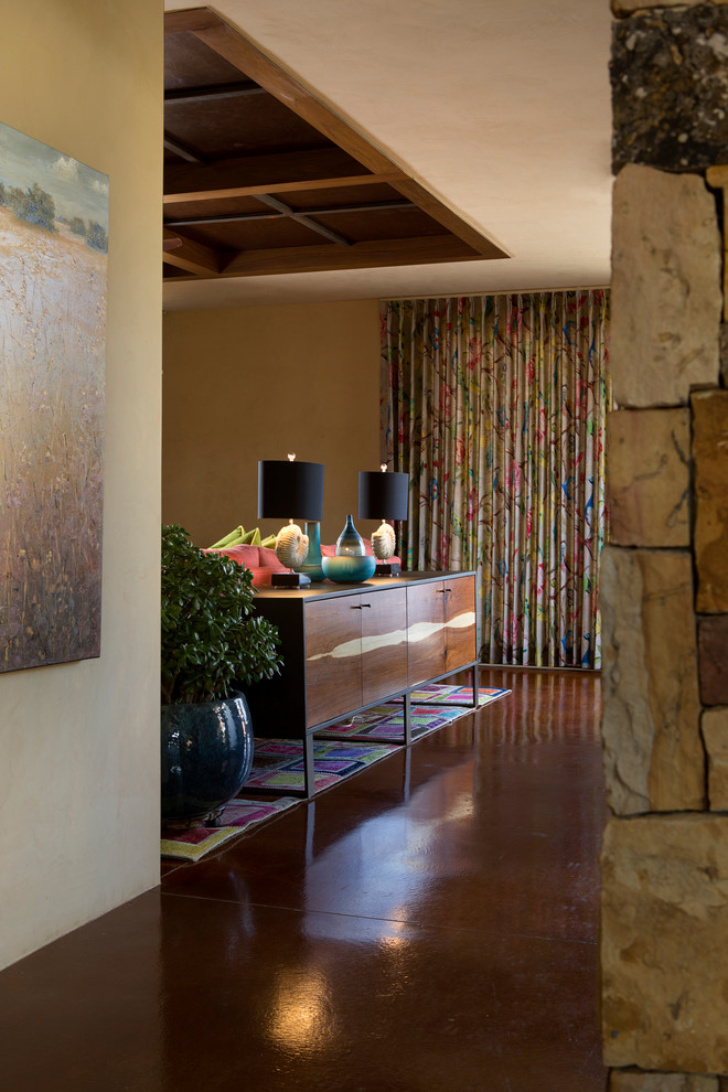 Immagine di un grande soggiorno classico con pareti beige e pavimento in cemento