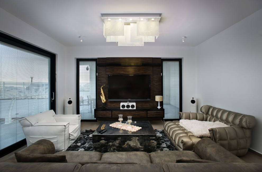 Idée de décoration pour une salle de séjour design avec un mur blanc et un téléviseur fixé au mur.