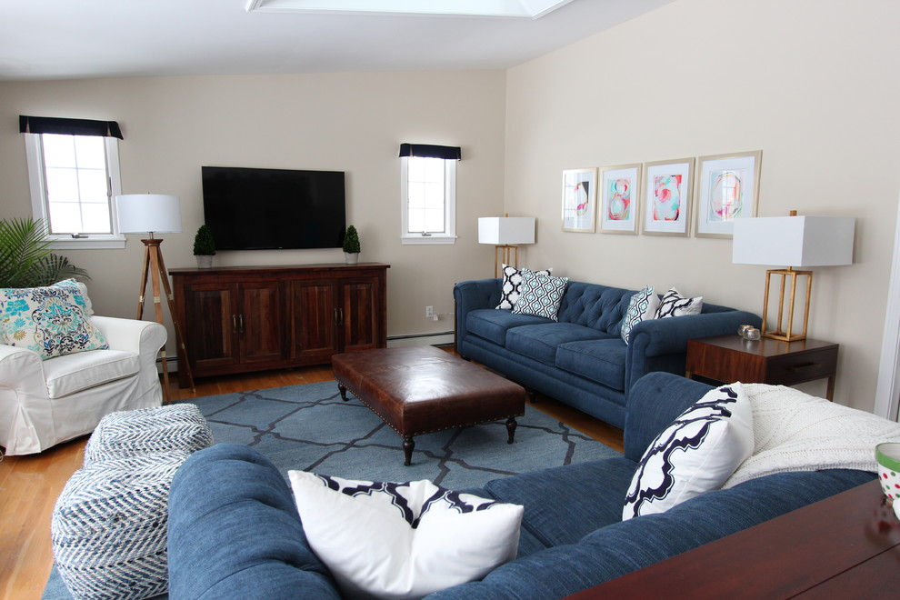 Idee per un soggiorno chic di medie dimensioni e chiuso con pareti beige, parquet chiaro, nessun camino, TV a parete e pavimento blu