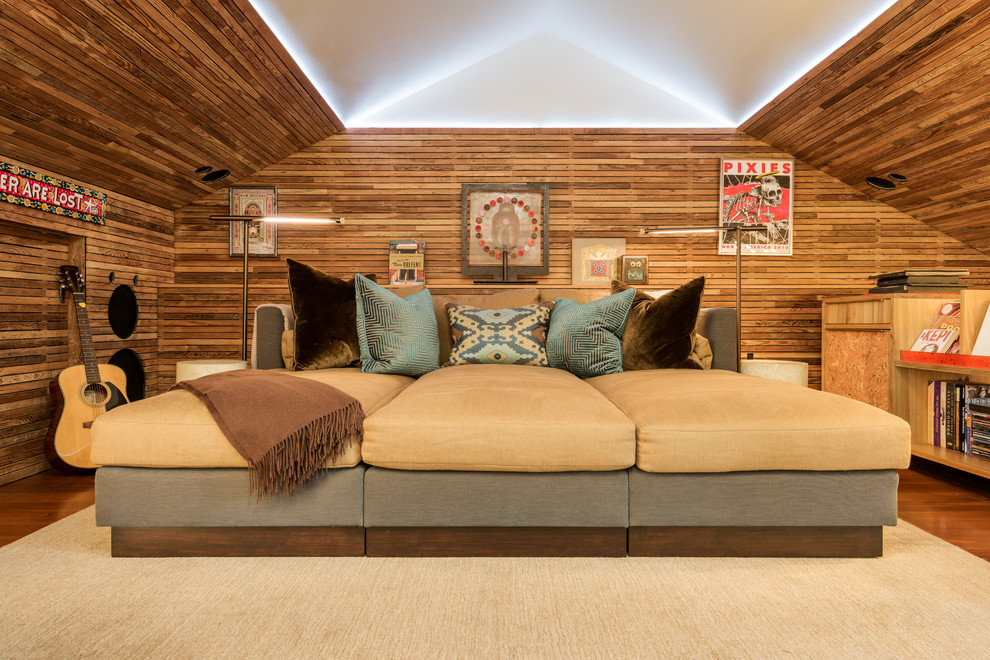 Esempio di un soggiorno minimal con sala della musica e pavimento in legno massello medio