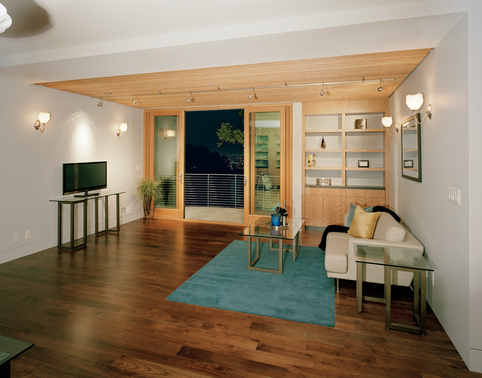 Inspiration pour une salle de séjour minimaliste en bois de taille moyenne et ouverte avec un mur blanc, parquet foncé, un téléviseur indépendant, aucune cheminée, un sol marron et un plafond en bois.