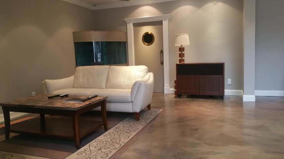 Idee per un soggiorno design con pareti beige, pavimento in cemento e pavimento beige