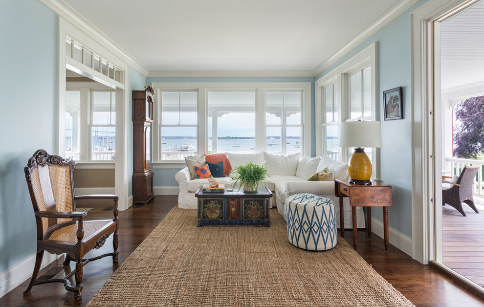 На фото: изолированная гостиная комната в морском стиле с синими стенами и паркетным полом среднего тона без камина