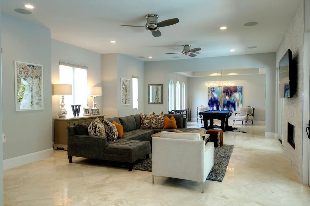 Immagine di un grande soggiorno classico aperto con sala giochi, pavimento in marmo e pavimento beige