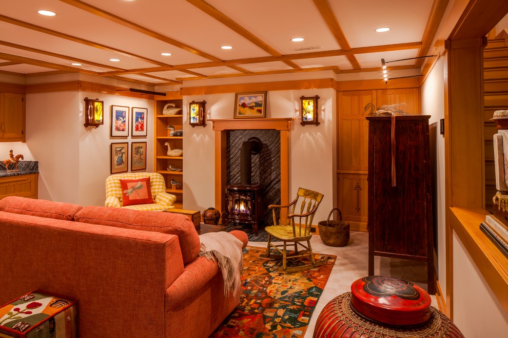 Exemple d'une salle de séjour craftsman de taille moyenne et fermée avec un bar de salon, un mur beige, aucune cheminée, un manteau de cheminée en pierre, un téléviseur dissimulé et un sol beige.