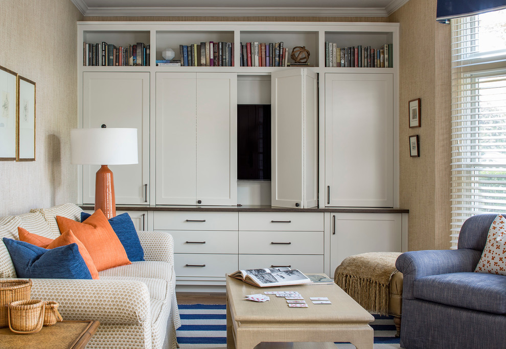 Idee per un piccolo soggiorno stile marinaro chiuso con libreria, pareti beige, parquet chiaro, nessun camino e TV nascosta