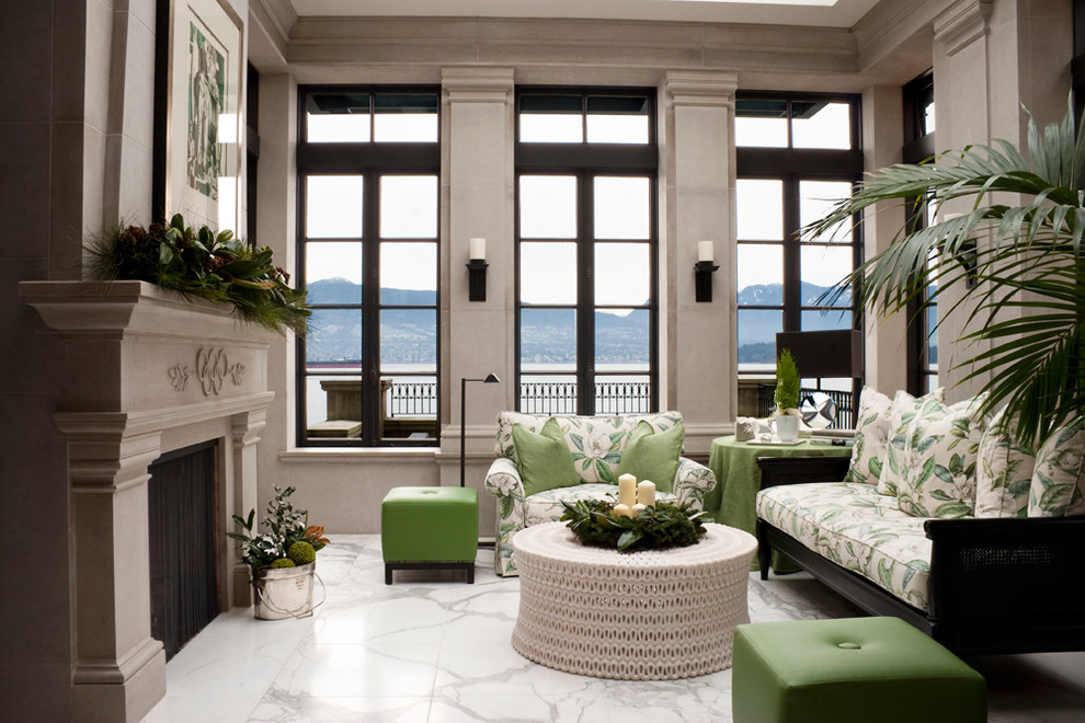 Abgetrenntes Klassisches Wohnzimmer mit Marmorboden, Kamin, Kaminumrandung aus Stein und weißem Boden in Vancouver