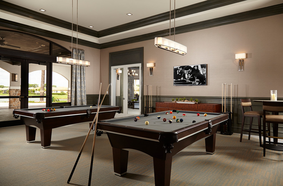 Immagine di un grande soggiorno tradizionale chiuso con sala giochi, pareti marroni, moquette e TV a parete