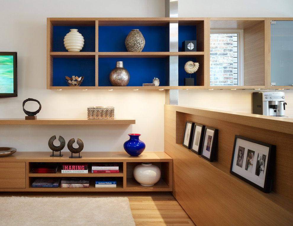 Imagen de sala de estar moderna con paredes beige y suelo de madera clara