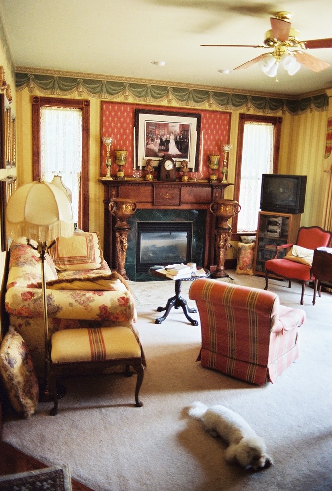 На фото: изолированная гостиная комната среднего размера в классическом стиле с желтыми стенами, ковровым покрытием и отдельно стоящим телевизором