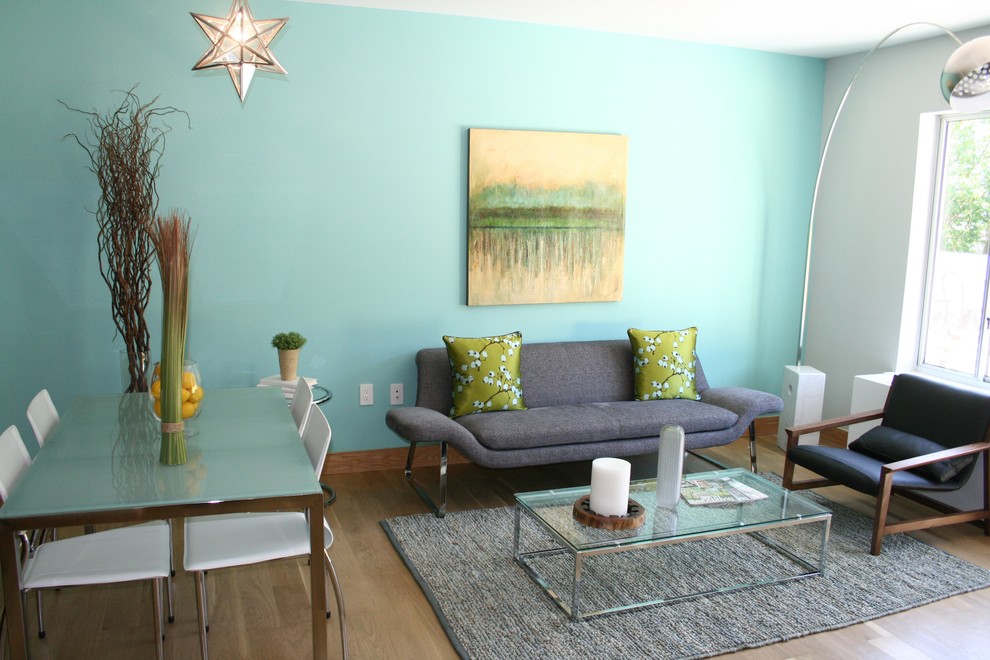 Modelo de sala de estar contemporánea pequeña con paredes azules y suelo de madera clara
