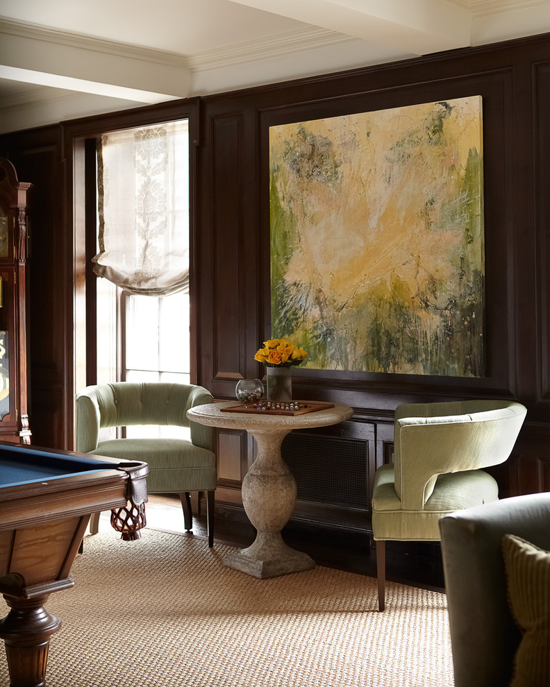Стильный дизайн: большая изолированная гостиная комната в современном стиле с коричневыми стенами и ковровым покрытием - последний тренд