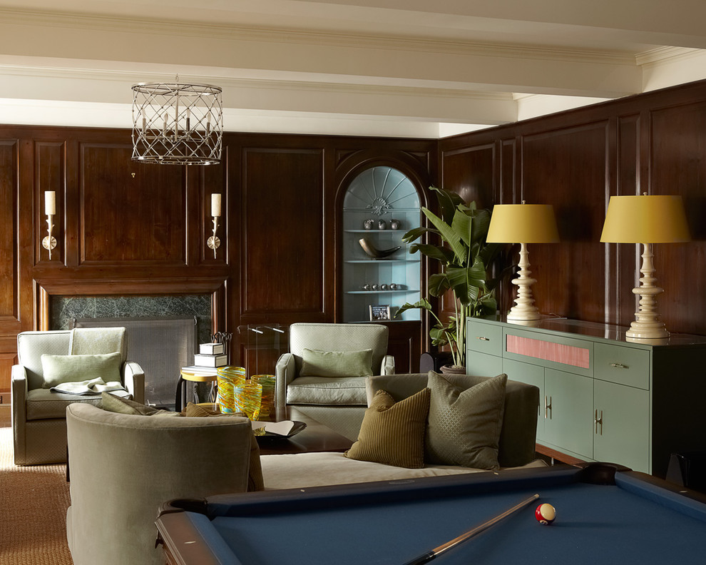 Fernseherloses, Abgetrenntes, Großes Modernes Wohnzimmer mit brauner Wandfarbe, Kamin, Teppichboden und Kaminumrandung aus Holz in New York