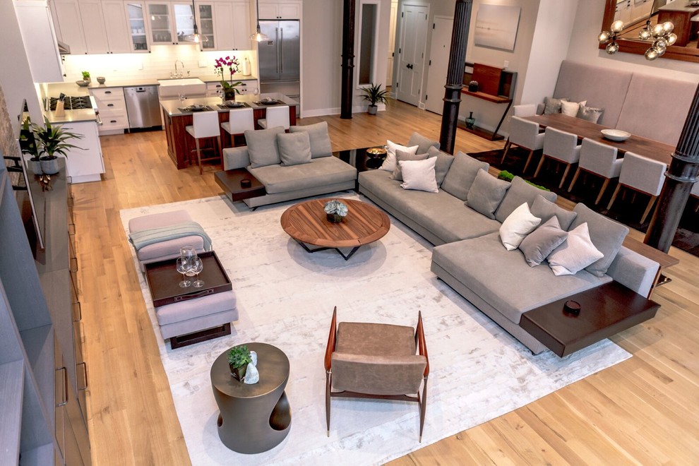 Geräumiges Modernes Wohnzimmer ohne Kamin, im Loft-Stil mit weißer Wandfarbe, hellem Holzboden, Multimediawand und beigem Boden in New York
