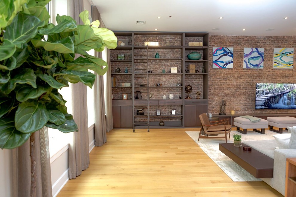 Foto de sala de estar tipo loft contemporánea extra grande sin chimenea con paredes blancas, suelo de madera clara y pared multimedia
