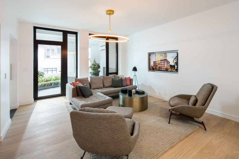 Immagine di un soggiorno minimal di medie dimensioni e chiuso con pareti bianche, parquet chiaro e pavimento marrone