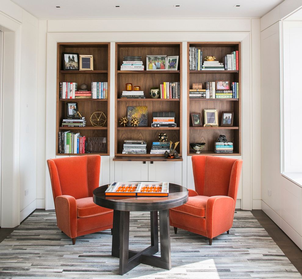 На фото: изолированная гостиная комната в стиле неоклассика (современная классика) с с книжными шкафами и полками, белыми стенами и ковром на полу