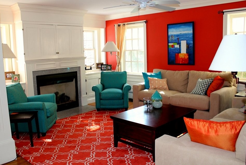 Idée de décoration pour une salle de séjour tradition de taille moyenne avec un mur rouge, moquette, une cheminée standard, un manteau de cheminée en pierre, aucun téléviseur et un sol rouge.