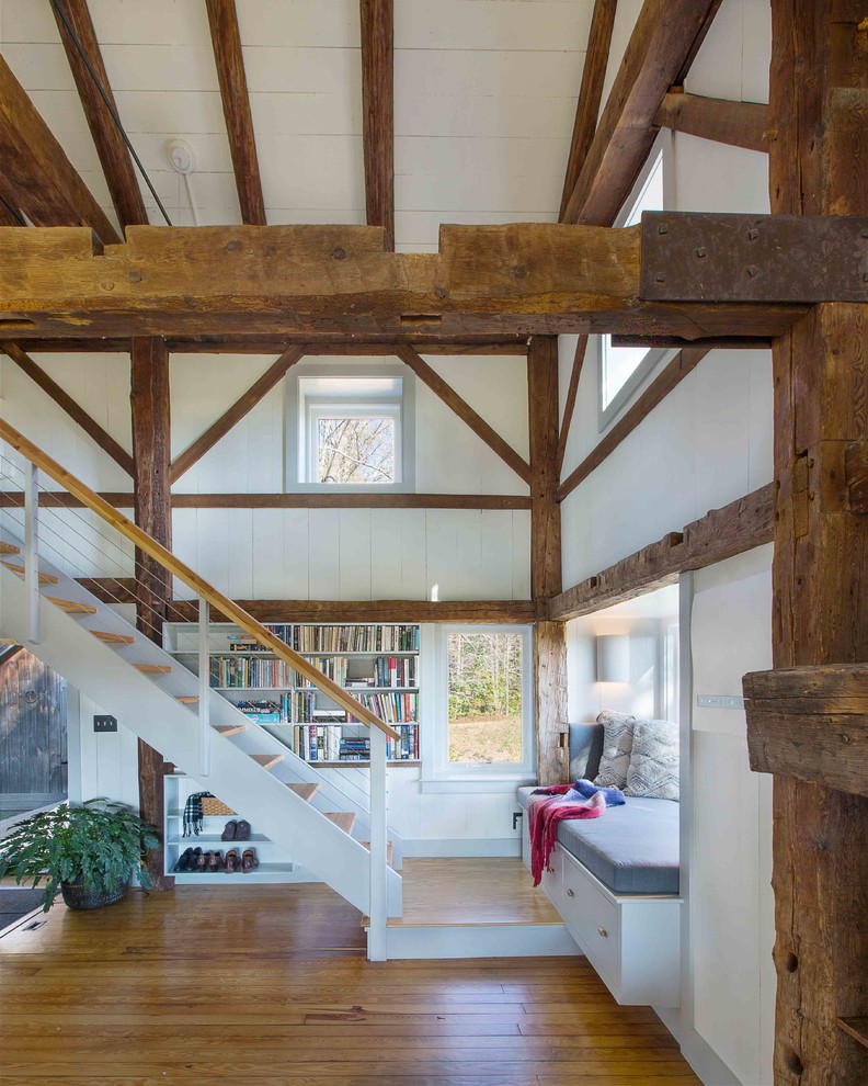 Idee per un soggiorno country aperto con pavimento in legno massello medio
