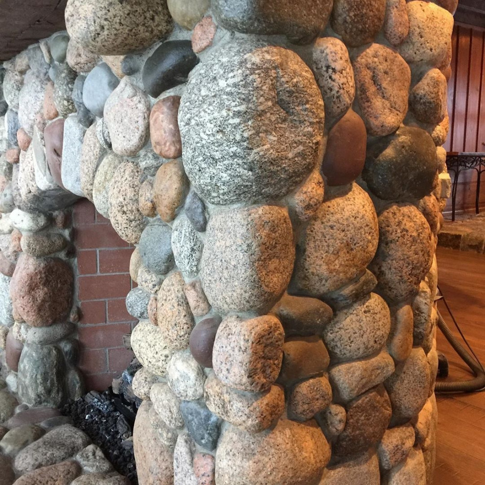 Idéer för ett rustikt allrum, med en öppen hörnspis och en spiselkrans i sten