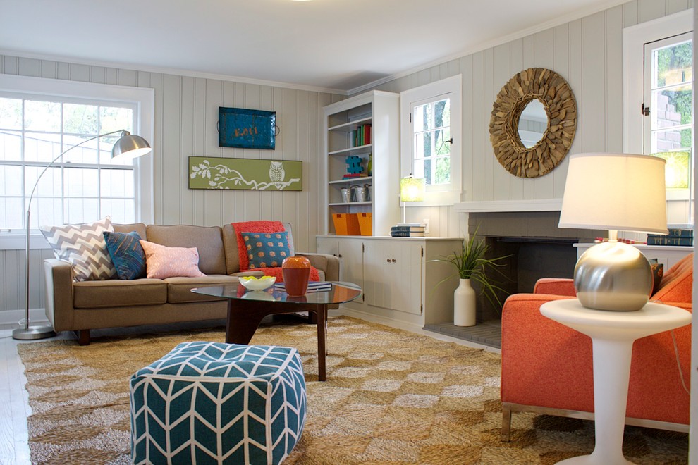 Klassisches Wohnzimmer mit beiger Wandfarbe und Kamin in Nashville