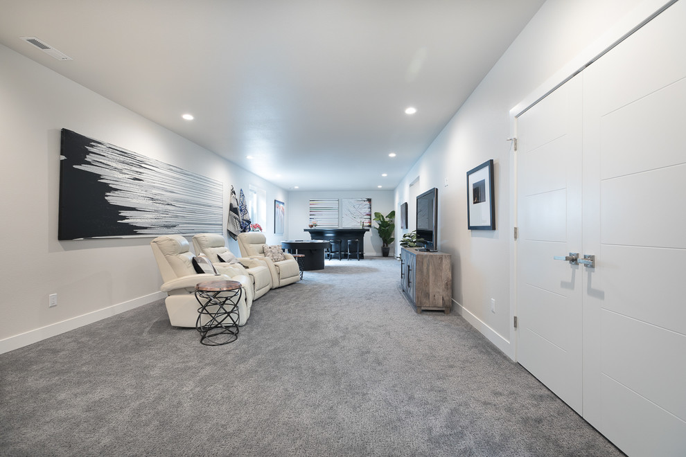 Свежая идея для дизайна: большая открытая комната для игр в современном стиле с ковровым покрытием, серым полом и серыми стенами без телевизора - отличное фото интерьера
