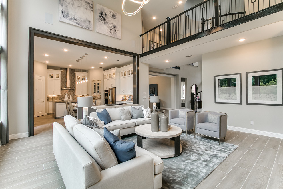 Modernes Wohnzimmer mit grauer Wandfarbe, Keramikboden und grauem Boden in Houston
