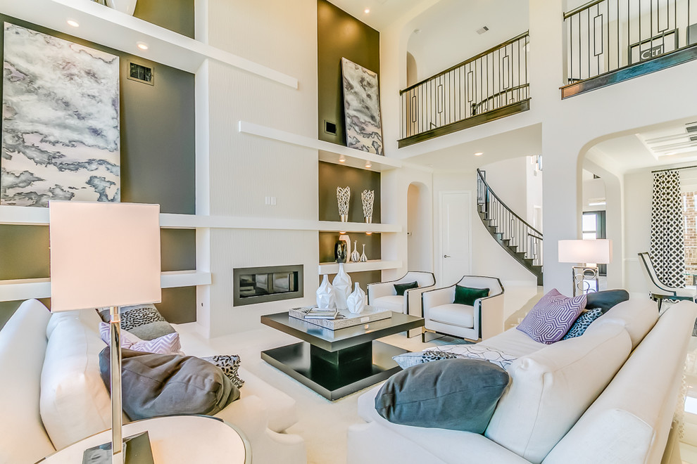 Cette photo montre une salle de séjour moderne avec un mur beige, un sol en carrelage de céramique, un manteau de cheminée en carrelage, un sol beige et une cheminée ribbon.