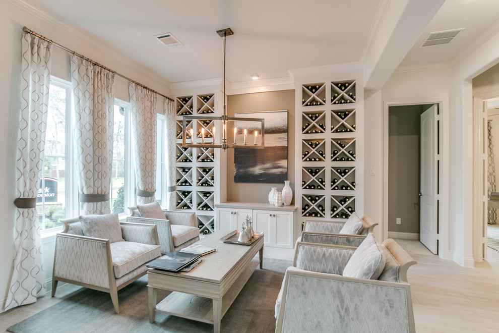 Immagine di un soggiorno minimalista con pareti beige, pavimento con piastrelle in ceramica e pavimento beige