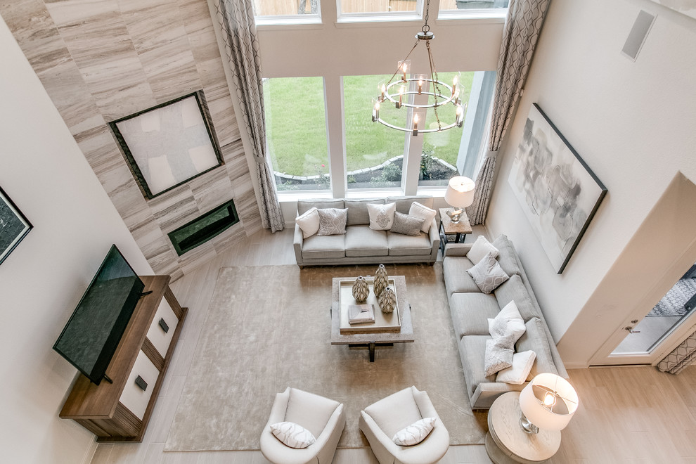 Aménagement d'une salle de séjour moderne avec un mur beige, un sol en carrelage de céramique, un sol beige, une cheminée d'angle et un manteau de cheminée en carrelage.