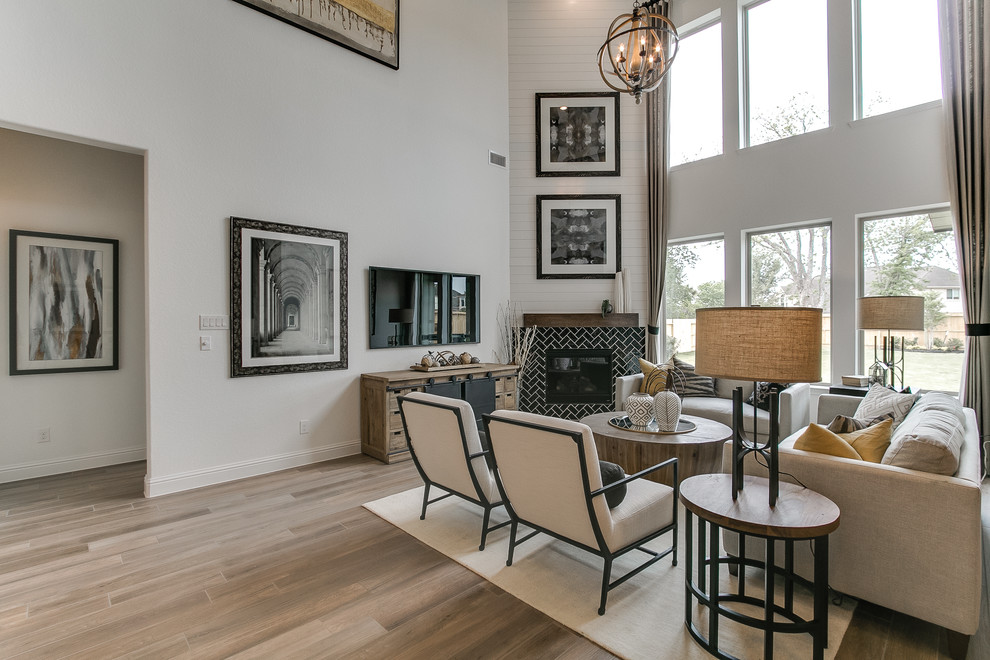 Modelo de sala de estar moderna con suelo marrón, paredes grises, suelo de baldosas de cerámica, chimenea de esquina y marco de chimenea de baldosas y/o azulejos