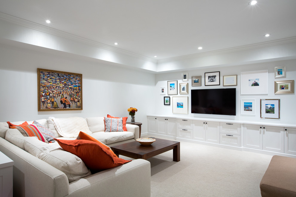 Klassisches Wohnzimmer mit weißer Wandfarbe, Teppichboden und TV-Wand in Vancouver