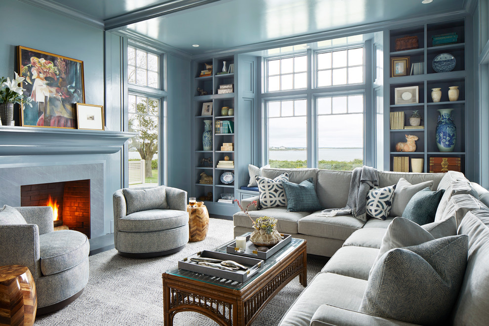 Inspiration pour une salle de séjour marine fermée avec un mur bleu, parquet foncé, une cheminée standard, un manteau de cheminée en pierre et un sol marron.