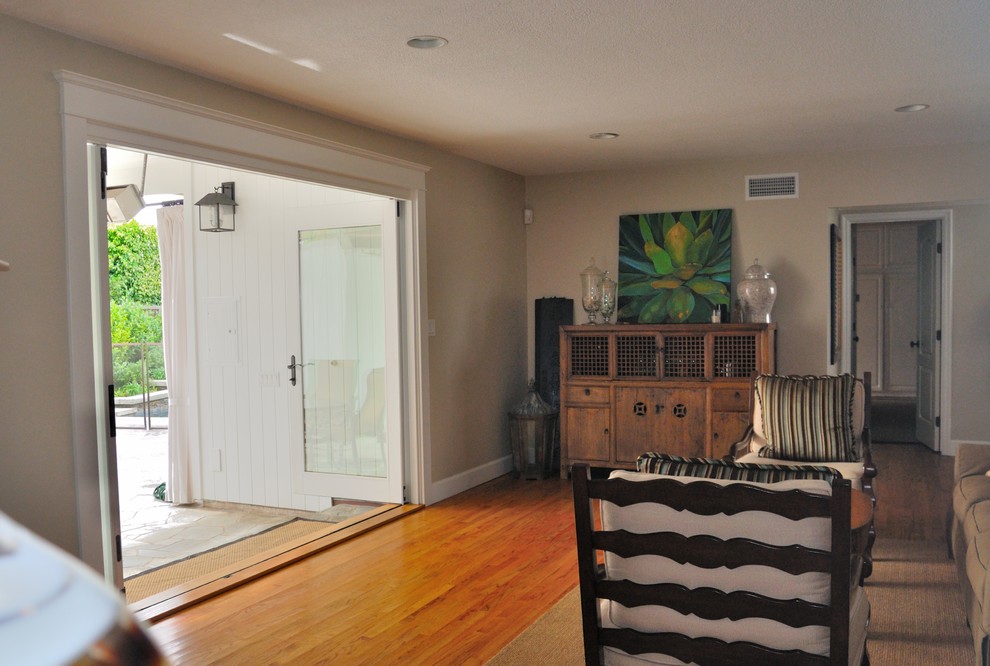 Foto di un grande soggiorno stile americano chiuso con pareti beige, pavimento in legno massello medio, nessun camino e nessuna TV