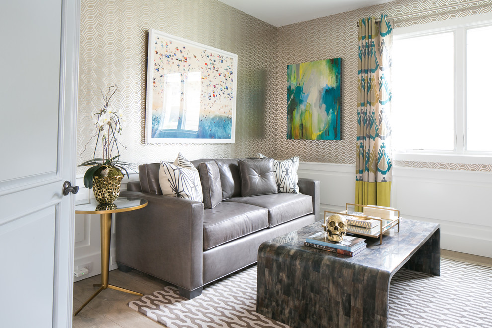 Immagine di un soggiorno tradizionale di medie dimensioni e chiuso con pareti multicolore e parquet chiaro