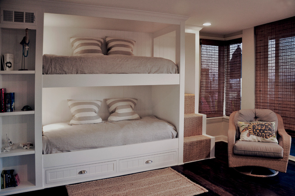 Esempio di un soggiorno stile marinaro di medie dimensioni e aperto con pareti bianche, parquet scuro, TV a parete e pavimento marrone