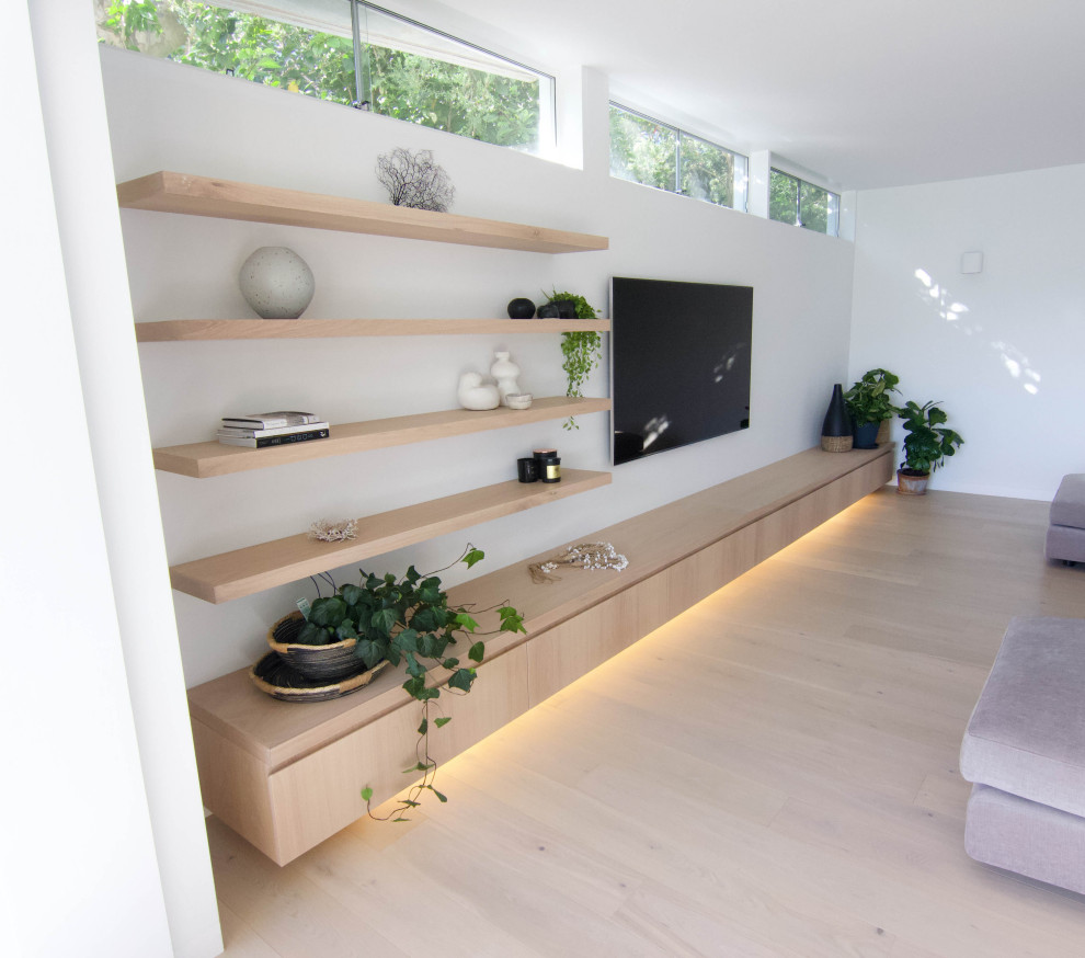 Idee per un grande soggiorno stile marinaro aperto con pareti bianche, parquet chiaro, TV a parete e pavimento beige