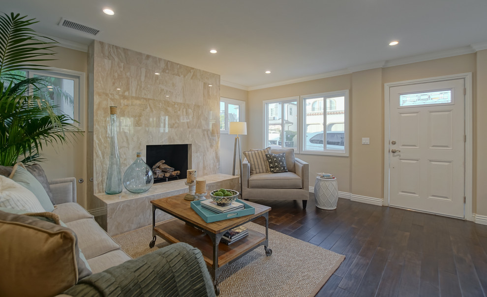 Maritimes Wohnzimmer mit braunem Holzboden in Orange County