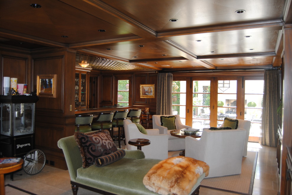 Стильный дизайн: большая открытая гостиная комната в классическом стиле с домашним баром, коричневыми стенами, полом из керамической плитки и телевизором на стене без камина - последний тренд
