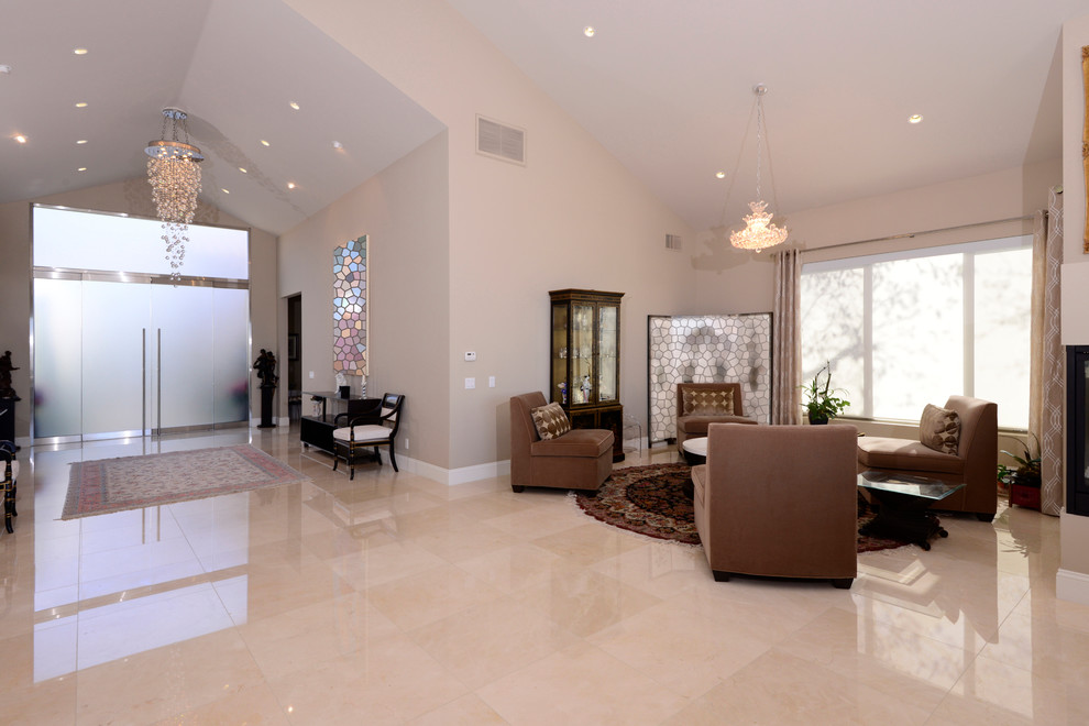 Idées déco pour une grande salle de séjour classique ouverte avec un mur beige, un sol en marbre et un sol beige.