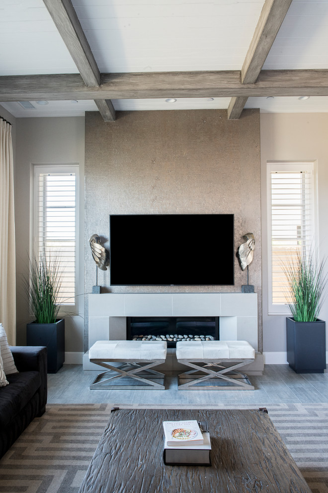 Foto de sala de estar abierta actual de tamaño medio con suelo de madera clara, chimenea lineal, televisor colgado en la pared, suelo gris, marco de chimenea de piedra y paredes grises