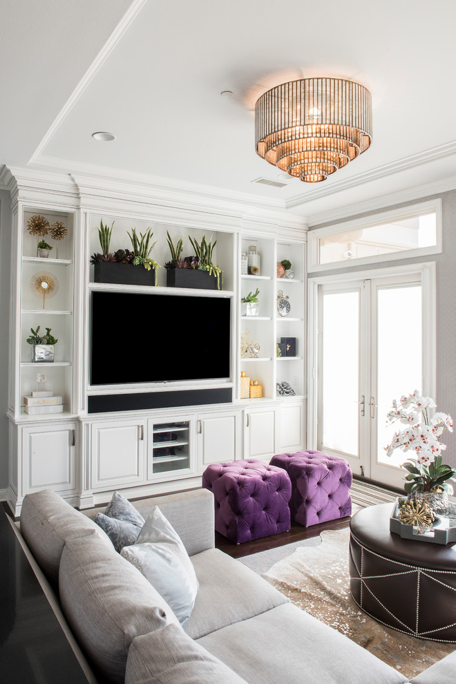Ejemplo de sala de estar abierta clásica renovada de tamaño medio con paredes grises, suelo marrón, suelo de madera oscura y pared multimedia