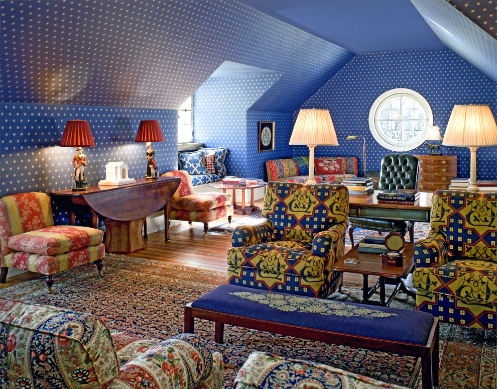 Imagen de sala de estar clásica con paredes azules