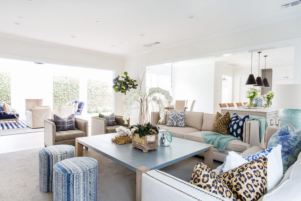 Imagen de sala de estar de estilo de casa de campo con paredes blancas y suelo de madera clara