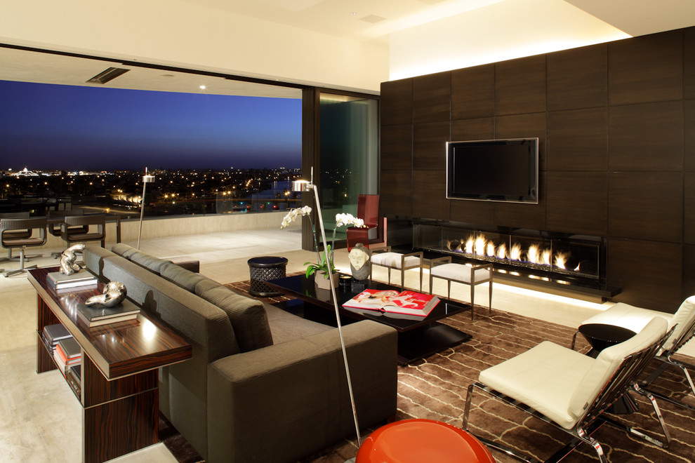 Пример оригинального дизайна: открытая гостиная комната в современном стиле с горизонтальным камином и телевизором на стене