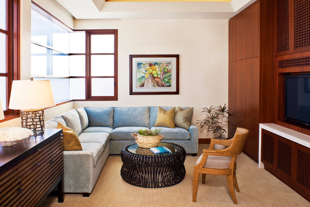 Foto de sala de estar actual con paredes beige, moqueta y pared multimedia