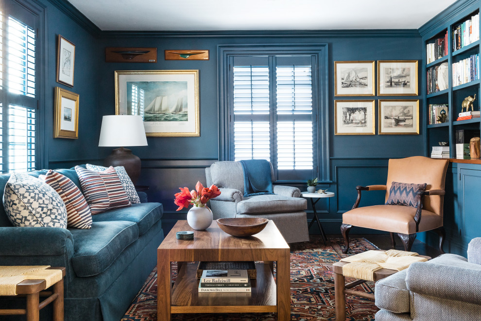 Aménagement d'une petite salle de séjour classique avec un mur bleu, parquet foncé et un sol marron.
