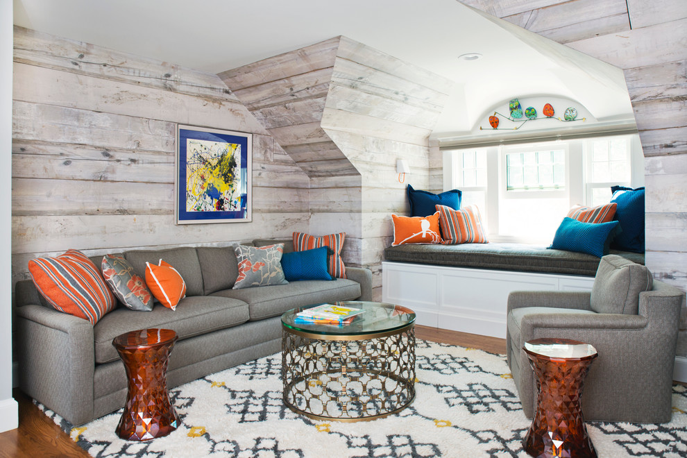 Kleines, Fernseherloses Klassisches Wohnzimmer ohne Kamin mit braunem Holzboden in Boston