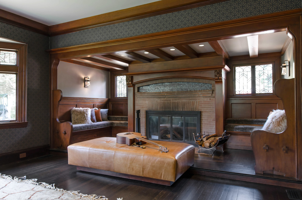 Cette photo montre une salle de séjour chic avec parquet foncé et une cheminée standard.