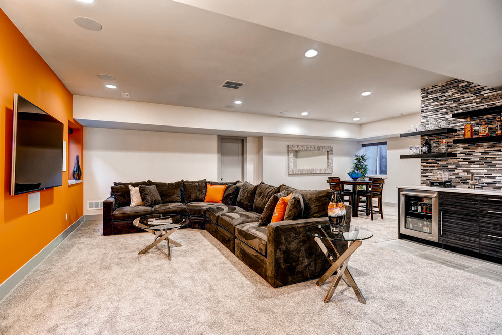 Esempio di un grande soggiorno contemporaneo aperto con pareti arancioni, moquette e TV a parete